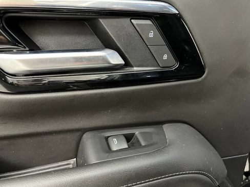 Used 2025 Chevrolet Suburban LT RWD image 20