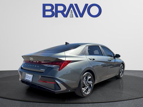 Used 2025 Hyundai Elantra Limited image 5