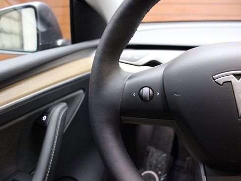 Used 2023 Tesla Model Y Long Range image 10