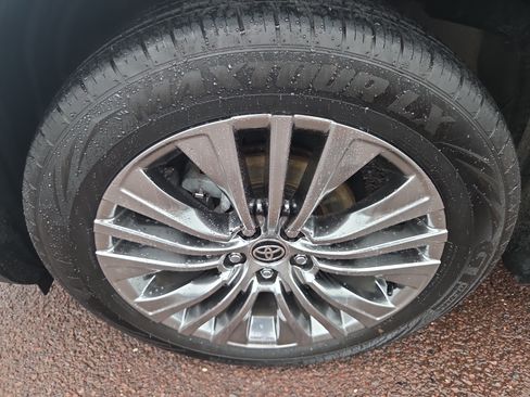 Certified 2024 Toyota Venza XLE AWD/4WD image 12