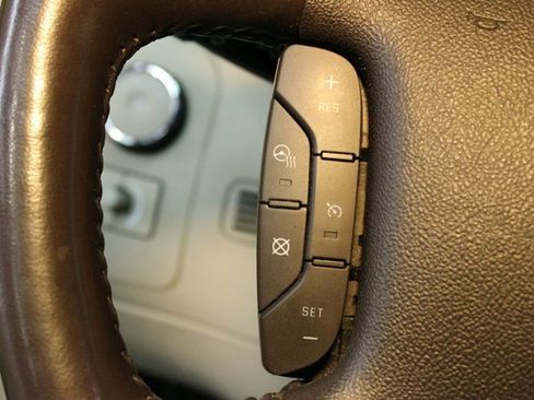 Used 2010 Cadillac DTS Premium image 21