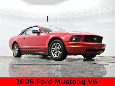 Used 2005 Ford Mustang Convertible image 9