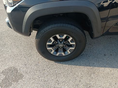 Used 2021 Toyota Tacoma TRD Off-Road w/ TRD Premium Off Road Package AWD/4WD image 2
