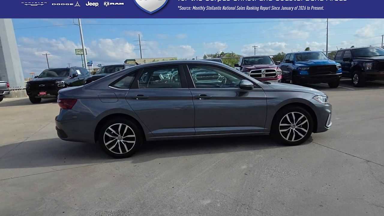 Used 2025 Volkswagen Jetta SE FWD image 9