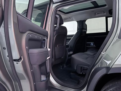 Used 2020 Land Rover Defender 110 First Edition image 21