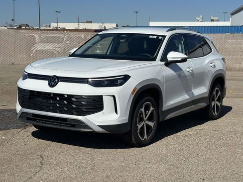 New 2025 Volkswagen Tiguan SE image 1