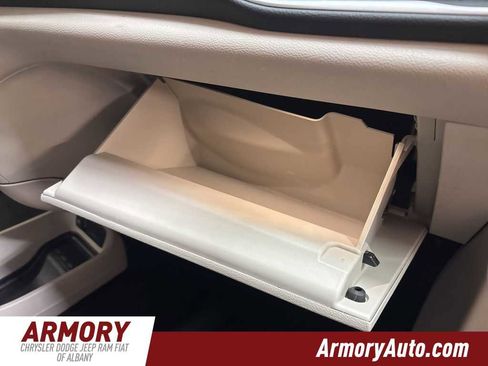 Used 2023 Chrysler Pacifica Touring-L image 43