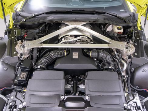 Used 2019 Aston Martin V8 Vantage Coupe RWD image 12
