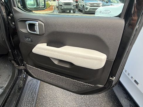 Certified 2023 Jeep Gladiator Overland image 15