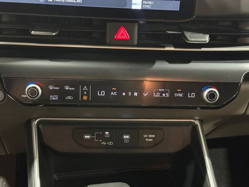 Used 2025 Kia Carnival FWD image 33