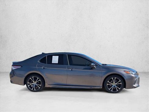 Used 2020 Toyota Camry SE image 4