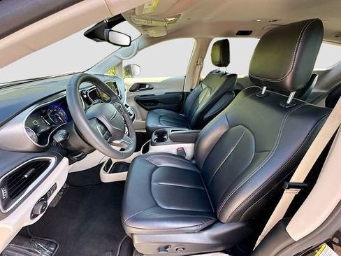 Used 2024 Chrysler Pacifica Touring-L image 20
