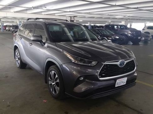 Used 2021 Toyota Highlander XLE AWD/4WD image 1