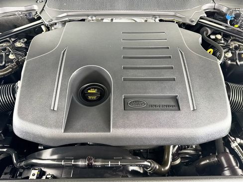 Used 2024 Land Rover Discovery Metropolitan Edition image 24