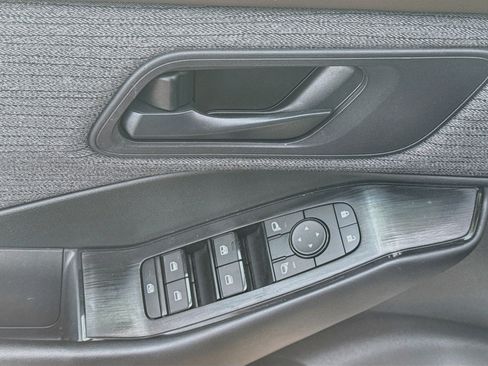 Used 2023 Nissan Rogue S AWD/4WD image 15
