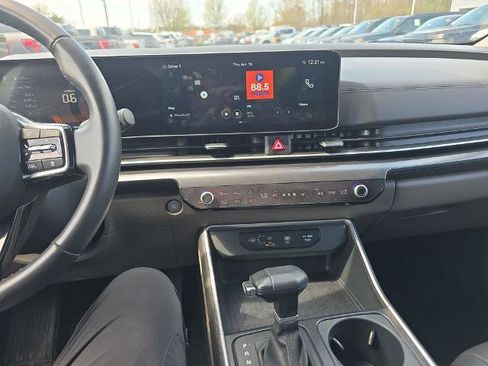 Used 2025 Kia Carnival FWD image 30