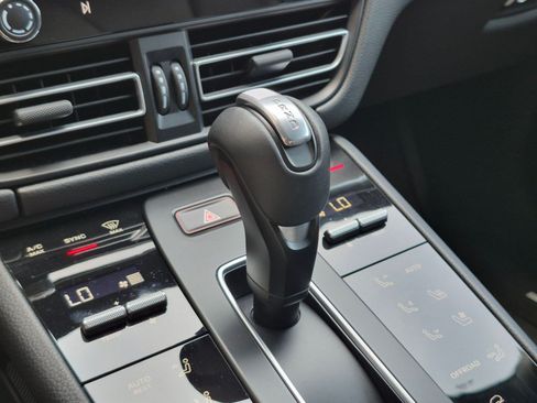 Certified 2026 Porsche Macan AWD/4WD image 18