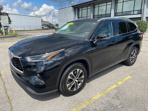 Used 2021 Toyota Highlander XLE image 3