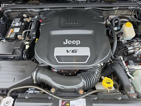 Used 2015 Jeep Wrangler Unlimited Rubicon AWD/4WD image 14