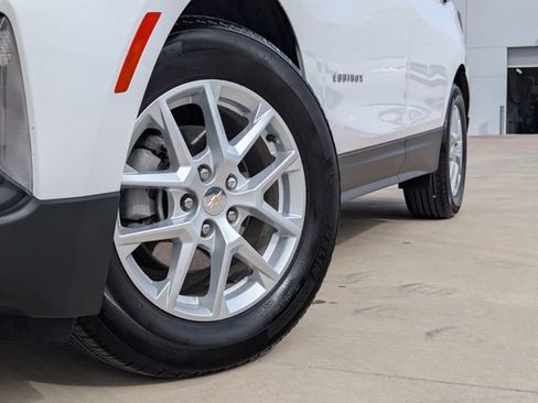 Used 2023 Chevrolet Equinox LT image 2