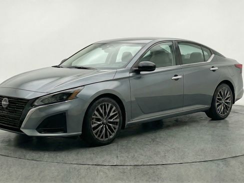 Used 2025 Nissan Altima 2.5 SV image 3