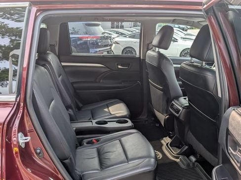 Used 2019 Toyota Highlander XLE AWD/4WD image 12