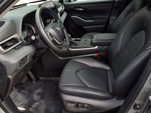 Certified 2025 Toyota Highlander XLE image 17