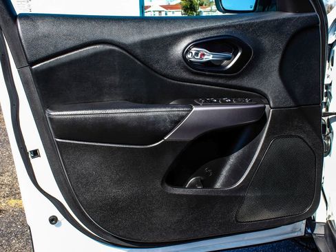 Used 2021 Jeep Cherokee Latitude Lux w/ Comfort/Convenience Group image 8