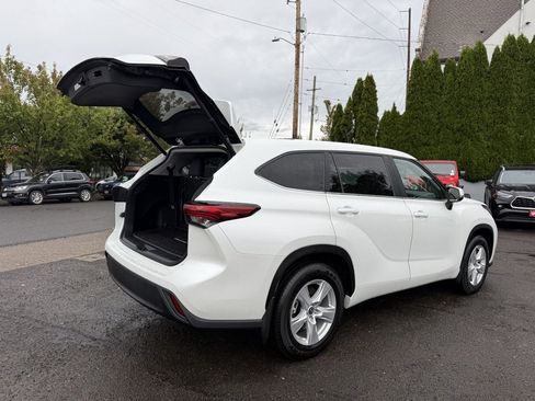 Used 2023 Toyota Highlander LE image 18