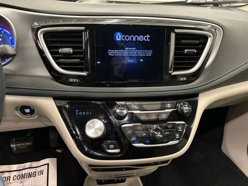 Used 2018 Chrysler Pacifica Limited FWD image 40