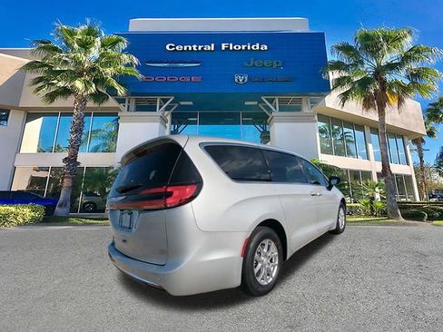 New 2026 Chrysler Pacifica Select image 5