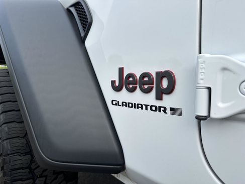 Used 2023 Jeep Gladiator Rubicon w/ Cold Weather Group AWD/4WD image 12
