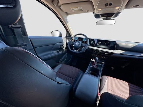 Used 2025 Nissan Kicks SR w/ SR Premium Package FWD image 28