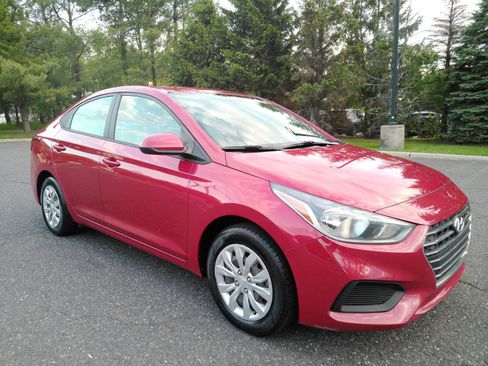 Used 2022 Hyundai Accent SE w/ Cargo Package FWD image 2