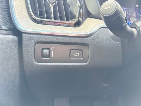 Certified 2022 Volvo XC60 B5 Inscription w/ Climate Package image 25