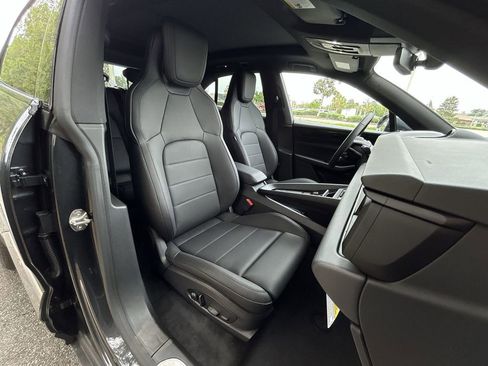 Certified 2025 Porsche Macan Electric image 29