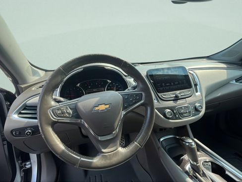 Used 2017 Chevrolet Malibu LT FWD image 13