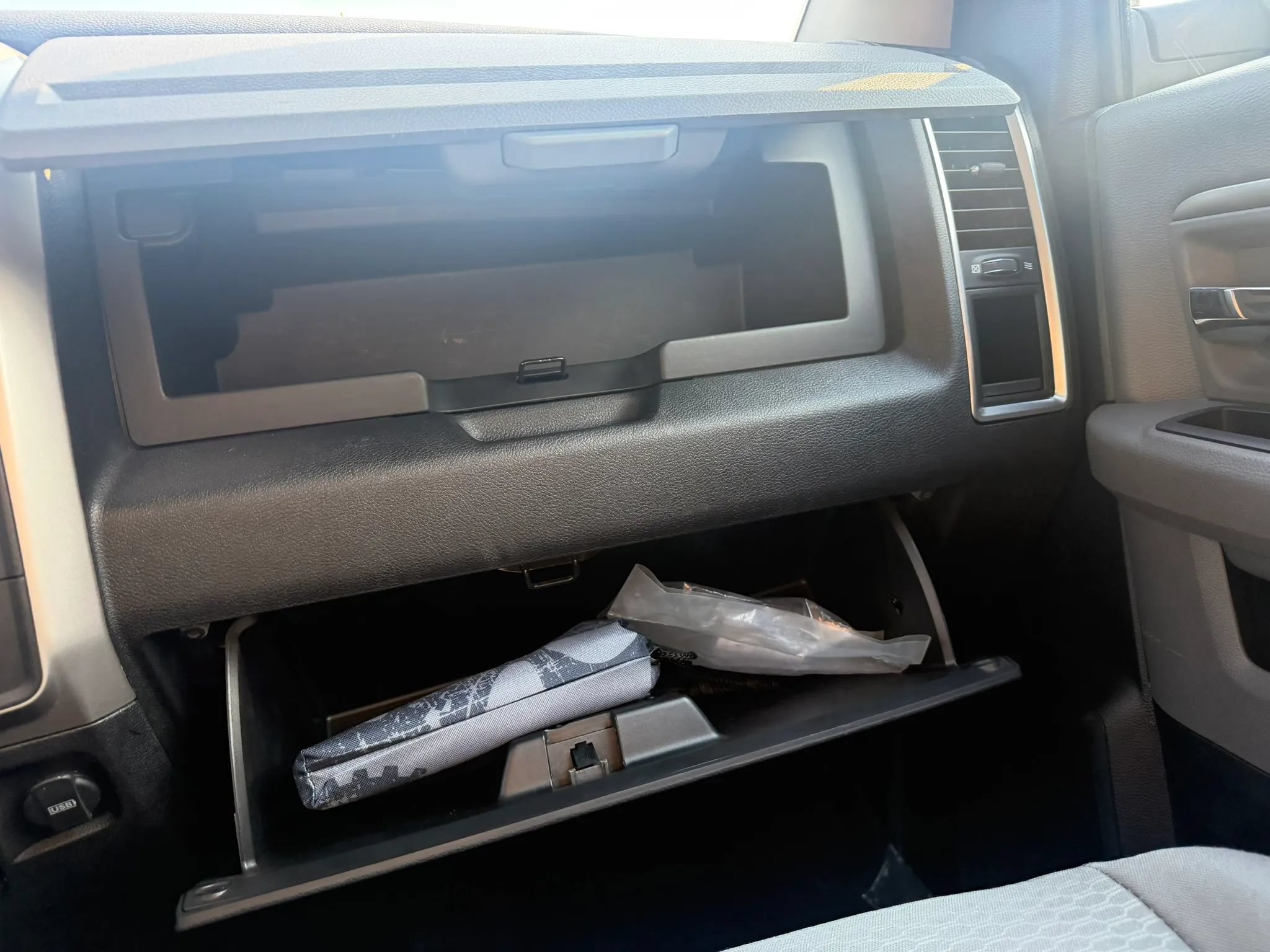 Used 2020 RAM 1500 Classic SLT AWD/4WD image 32