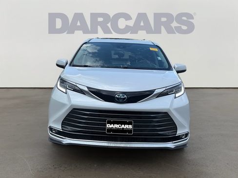 Used 2023 Toyota Sienna Limited AWD/4WD image 2