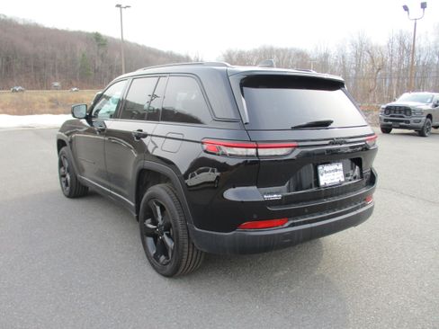 Certified 2023 Jeep Grand Cherokee Limited w/ Black Appearance Package image 7