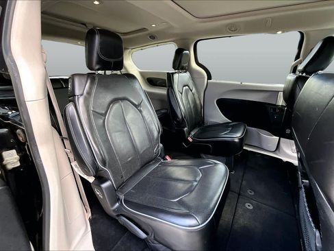 Used 2019 Chrysler Pacifica Limited FWD image 19