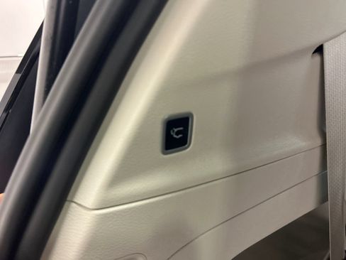 Used 2024 Chrysler Pacifica Touring-L FWD image 35