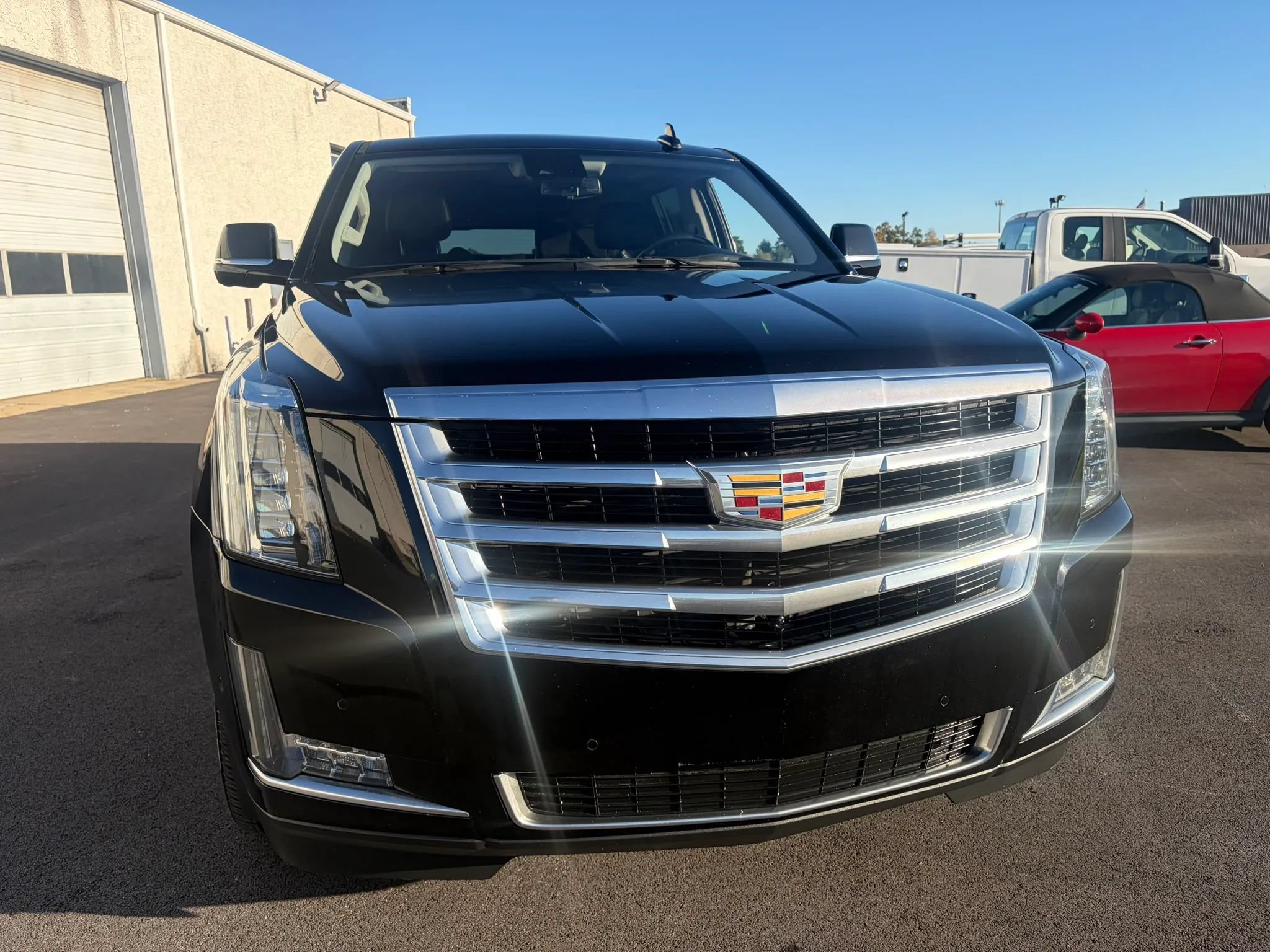 Used 2019 Cadillac Escalade ESV Luxury AWD/4WD image 3