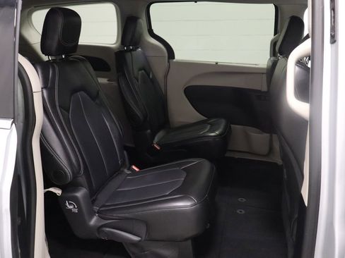 Used 2024 Chrysler Pacifica Touring-L image 16