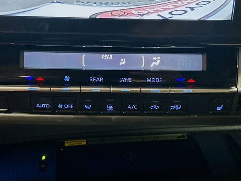 Used 2023 Toyota Sienna XLE Woodland Edition AWD/4WD image 14