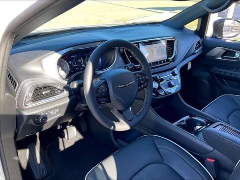 New 2026 Chrysler Pacifica Limited w/ S Appearance Package image 8