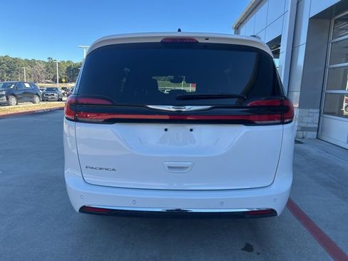 Used 2025 Chrysler Pacifica Select image 5
