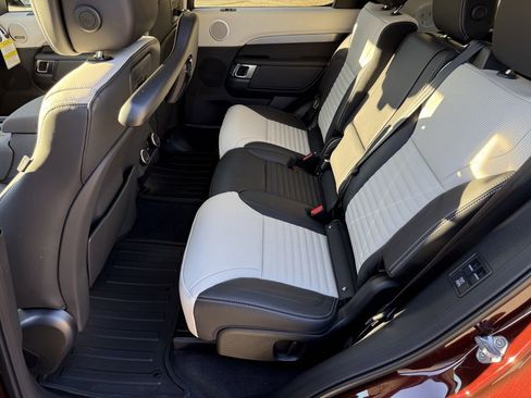 New 2026 Land Rover Discovery Limited Edition image 11