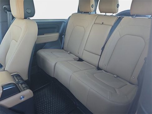 Used 2025 Land Rover Defender 90 S image 13