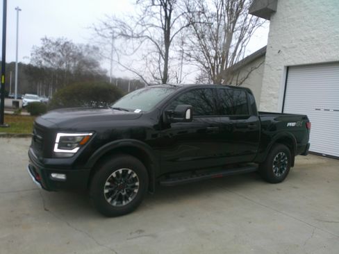 Used 2024 Nissan Titan PRO-4X w/ Pro-4x Convenience Package image 8